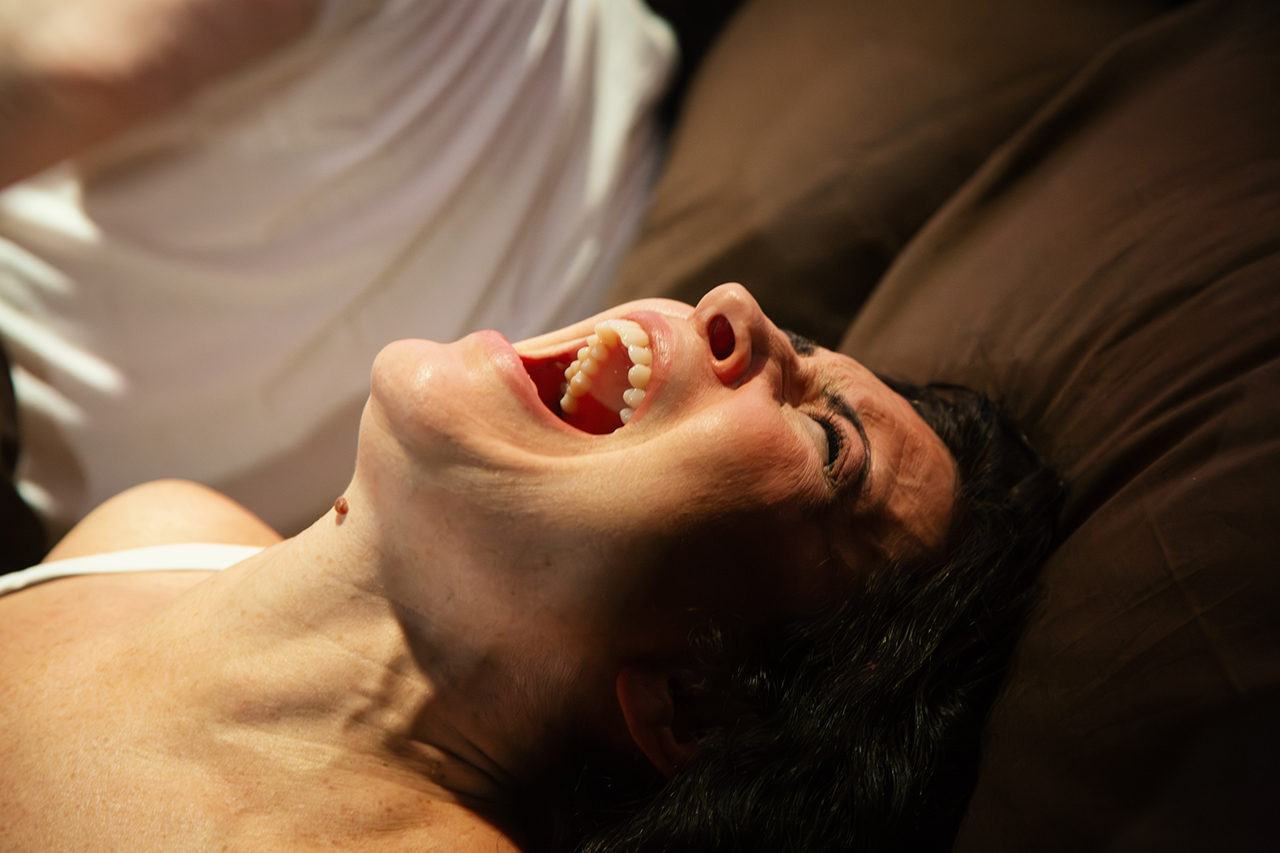 TEATER.”’En berättelse om smärta’ är mer än en mörk komedi. Det är en meditation över existensen,” skriver Jonas Lindman som med stor behållning sett Malin Axelssons pjäs på Kulturhuset Stadsteatern.