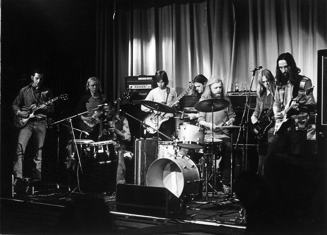 BIOGRAFI. En aktuell biografi av Håkan Thörn över gitarristen Kenny Håkansson är utgångspunkten för en personlig betraktelse av konstnären Ola Åstrand. Här berättar Åstrand om sin relation till Håkanssons psykedeliska gitarrspel och hyllar samtidigt Håkan Thörns bok ”Resa mot okänt mål”.