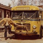 Kenny Håkansson. BIOGRAFI. En aktuell biografi av Håkan Thörn över gitarristen Kenny Håkansson är utgångspunkten för en personlig betraktelse av konstnären Ola Åstrand. Här berättar Åstrand om sin relation till Håkanssons psykedeliska gitarrspel och hyllar samtidigt Håkan Thörns bok ”Resa mot okänt mål”.