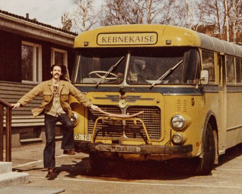 Kenny Håkansson. BIOGRAFI. En aktuell biografi av Håkan Thörn över gitarristen Kenny Håkansson är utgångspunkten för en personlig betraktelse av konstnären Ola Åstrand. Här berättar Åstrand om sin relation till Håkanssons psykedeliska gitarrspel och hyllar samtidigt Håkan Thörns bok ”Resa mot okänt mål”.