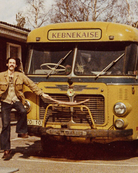 Kenny Håkansson. BIOGRAFI. En aktuell biografi av Håkan Thörn över gitarristen Kenny Håkansson är utgångspunkten för en personlig betraktelse av konstnären Ola Åstrand. Här berättar Åstrand om sin relation till Håkanssons psykedeliska gitarrspel och hyllar samtidigt Håkan Thörns bok ”Resa mot okänt mål”.