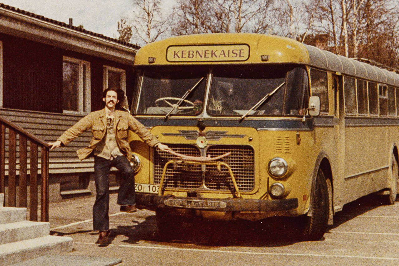 Kenny Håkansson. BIOGRAFI. En aktuell biografi av Håkan Thörn över gitarristen Kenny Håkansson är utgångspunkten för en personlig betraktelse av konstnären Ola Åstrand. Här berättar Åstrand om sin relation till Håkanssons psykedeliska gitarrspel och hyllar samtidigt Håkan Thörns bok ”Resa mot okänt mål”.