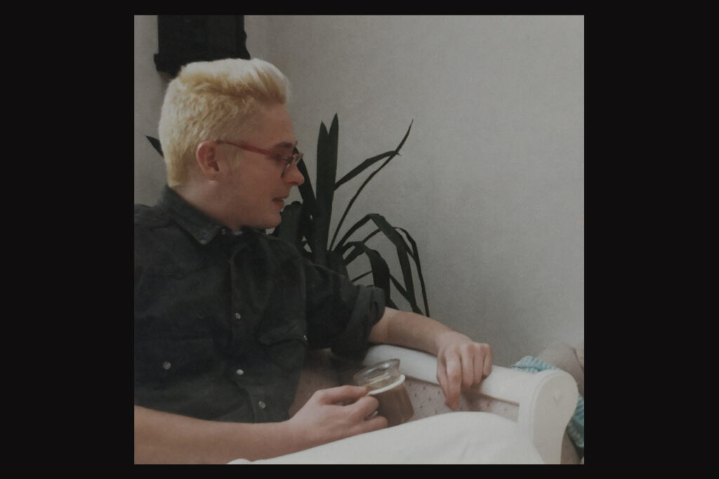 LYRIK. Håkan Sandell återvänder här till av minnet Kristian Lundberg (1966-2022) som ung poet. Han kan därtill presentera några ungdomsdikter av poeten. Dikter som nu publiceras för första gången. Kristian Lundberg, Håkan Sandell, lyrik, poesi, skrivande, dikter, svensk litteratur,