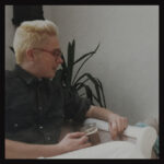 LYRIK. Håkan Sandell återvänder här till av minnet Kristian Lundberg (1966-2022) som ung poet. Han kan därtill presentera några ungdomsdikter av poeten. Dikter som nu publiceras för första gången. Kristian Lundberg, Håkan Sandell, lyrik, poesi, skrivande, dikter, svensk litteratur,