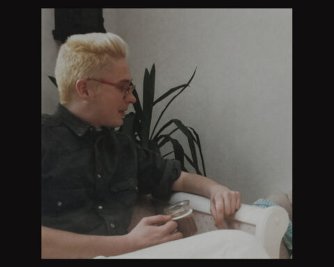 LYRIK. Håkan Sandell återvänder här till av minnet Kristian Lundberg (1966-2022) som ung poet. Han kan därtill presentera några ungdomsdikter av poeten. Dikter som nu publiceras för första gången. Kristian Lundberg, Håkan Sandell, lyrik, poesi, skrivande, dikter, svensk litteratur,