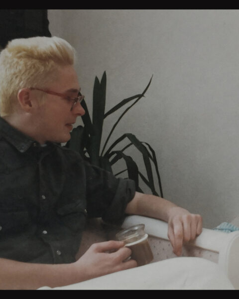 LYRIK. Håkan Sandell återvänder här till av minnet Kristian Lundberg (1966-2022) som ung poet. Han kan därtill presentera några ungdomsdikter av poeten. Dikter som nu publiceras för första gången. Kristian Lundberg, Håkan Sandell, lyrik, poesi, skrivande, dikter, svensk litteratur,