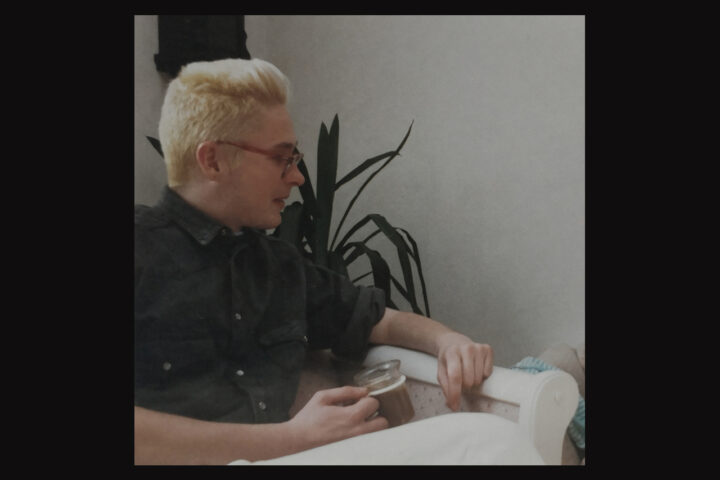 LYRIK. Håkan Sandell återvänder här till av minnet Kristian Lundberg (1966-2022) som ung poet. Han kan därtill presentera några ungdomsdikter av poeten. Dikter som nu publiceras för första gången. Kristian Lundberg, Håkan Sandell, lyrik, poesi, skrivande, dikter, svensk litteratur,