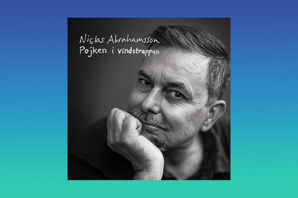 Niclas Abrahamsson övertygar med visor som äger både skärpa och tyngd. Det konstaterar Bo Bjelvehammar som är mycket positiv till det nya albumet. visor, vislyrik, sångtexter, skivnytt, skivsläpp, vismusik,