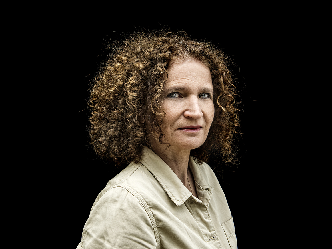 "Cecilia Davidsson är mästerlig i att skildra en vardag som brister och faller samman," skriver Bo Bjelvehammar som läst hennes nya roman.