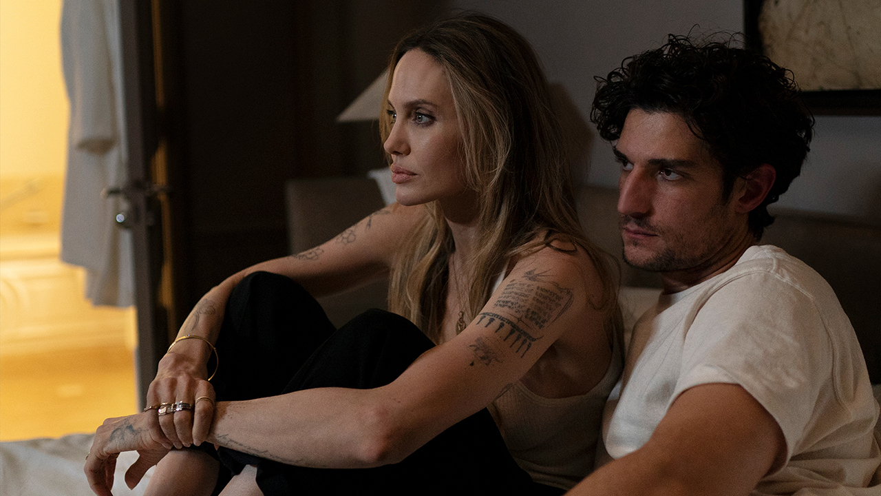 Angelina Jolie and Louis Garrel i "Couture". © Carole Bethuel