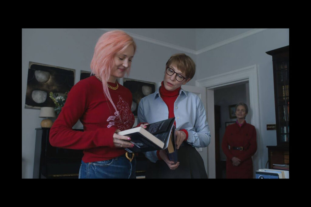 Jarmusch. FILM. Filmfestivalen i Göteborg har inletts med Jim Jarmuschs ”Father Mother Sister Brother”. Ulf Bjereld reflekterar här över en filmtriptyk som ”kretsar kring lögnen som det kitt som håller oss samman.”