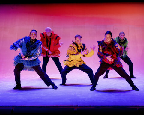 SONETTER. TEATER. ”Sammanfattningsvis är det här en mycket njutbar föreställning där dans, text och skådespeleri sömlöst flyter in i varandra,” skriver Lena Torquato Lidén som sett ”Sonetter” på Göteborgs stadsteater.