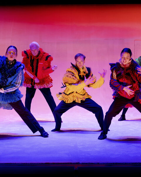 SONETTER. TEATER. ”Sammanfattningsvis är det här en mycket njutbar föreställning där dans, text och skådespeleri sömlöst flyter in i varandra,” skriver Lena Torquato Lidén som sett ”Sonetter” på Göteborgs stadsteater.