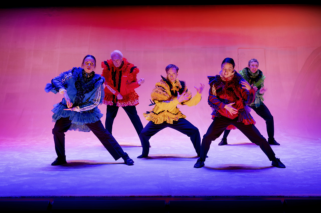 SONETTER. TEATER. ”Sammanfattningsvis är det här en mycket njutbar föreställning där dans, text och skådespeleri sömlöst flyter in i varandra,” skriver Lena Torquato Lidén som sett ”Sonetter” på Göteborgs stadsteater.