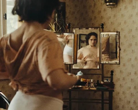 ”Sound of Falling” är en tysk biofilm som du inte bör missa, enligt Ingela Brovik. Filmen har ett kvinnohistoriskt perspektiv och den berättas på ett djupt originellt vis.