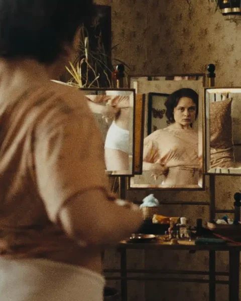 ”Sound of Falling” är en tysk biofilm som du inte bör missa, enligt Ingela Brovik. Filmen har ett kvinnohistoriskt perspektiv och den berättas på ett djupt originellt vis.