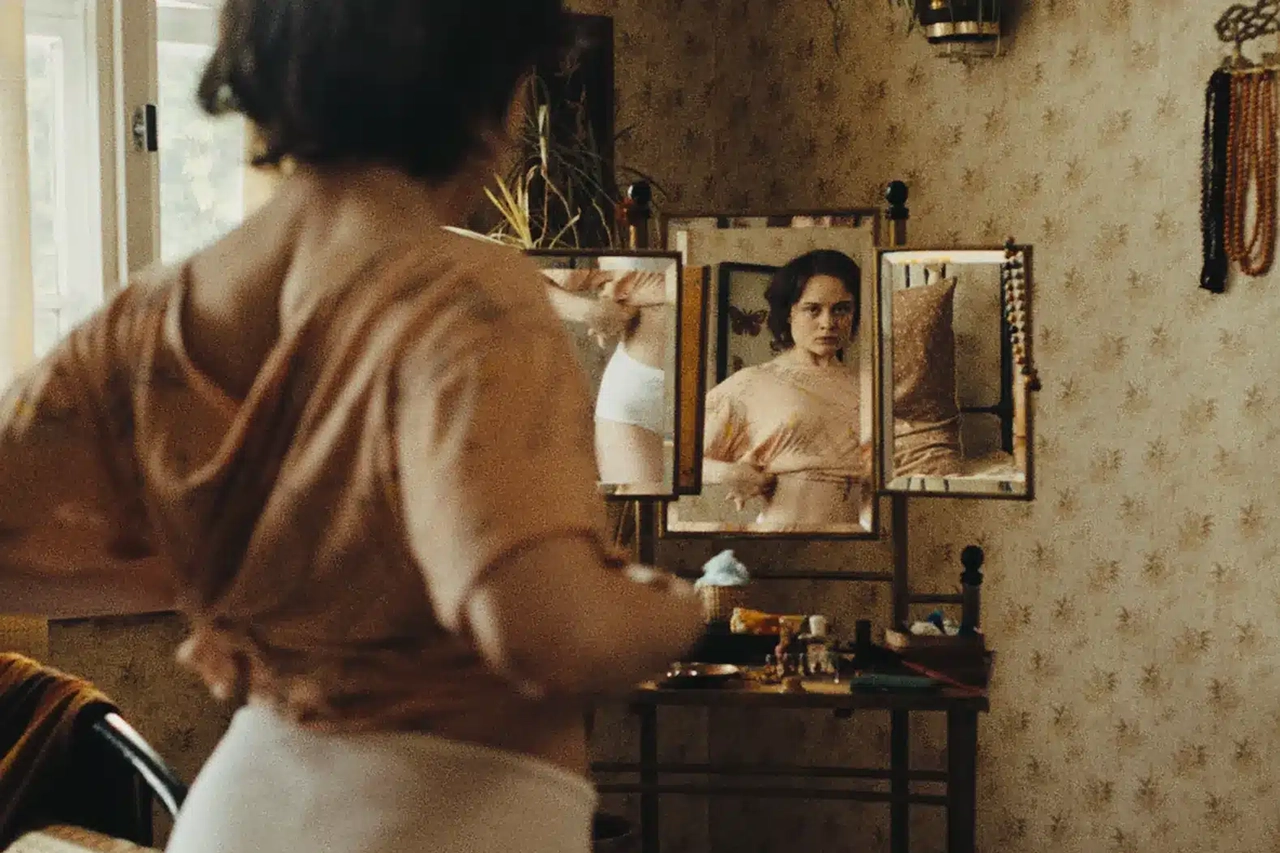 ”Sound of Falling” är en tysk biofilm som du inte bör missa, enligt Ingela Brovik. Filmen har ett kvinnohistoriskt perspektiv och den berättas på ett djupt originellt vis.