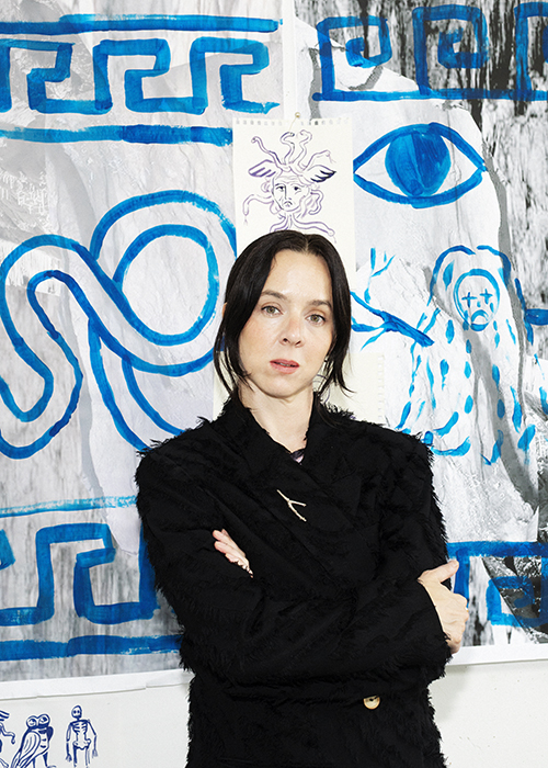 ROMAN. Elisabeth Brännström har läst Johanne Lykke Naderehvandis aktuella roman ”Rök och speglar” och uppskattar såväl konstruktionen som det stilistiska utförandet.