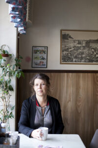 Lina Ekdahl har skrivit en läsvärd och infallsrik diktsamling, som ger goda och associationsrika tankar.” Det skriver Bo Bjelvehammar, som läst poetens nya bok.