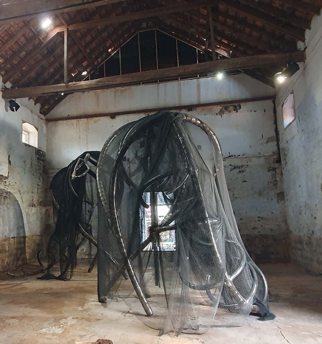 Kochi-Muziris-biennalen. KONSTBIENNAL. Kristina Maria Mezei har besökt Kochi-Muziris-biennalen i den sydindiska delstaten Kerala. Här följer hennes rapport.