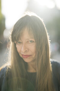 Carina Rydbergs nya roman ”Norfolk Falls” är högst läsvärd för den som gillar både historiska romaner och klassiskt utformad skräcklitteratur. Det skriver Elisabeth Brännström.