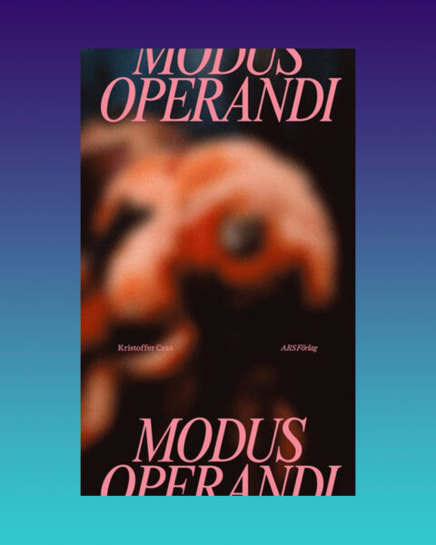 ”Kristoffer Cras ’Modus operandi’ är en spretig volym men på det hela taget läsvärd.” Det skriver Erik Bovin som läst en bok som innehåller allt från noveller och dikter till prosalyrik.