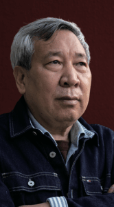 YAN LIANKE. ”Trots romanens mardrömslika atmosfär är det inte tung läsning. Jag tror att det beror på språket – subtilt poetiskt stundvis och alltigenom stringent,” skriver Erik Bovin som läst ”Dagen då solen slocknade” av Yan Lianke.