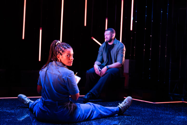 Shifters. TEATER. ”En fullträff från Riksteatern!” Så lyder Lena Torquato Lidéns omdöme efter att ha sett ”Shifters”. ”Ett böljande kammarspel mellan två människor som har en kärlekshistoria bakom sig och möts igen.”