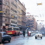 Folkungagatan. ESSÄ. Else-Britt Kjellqvist har skrivit en personligt hållen essä om Folkungagatan i Stockholm. Den berör Östra Söder från förr i tiden fram till nutid.