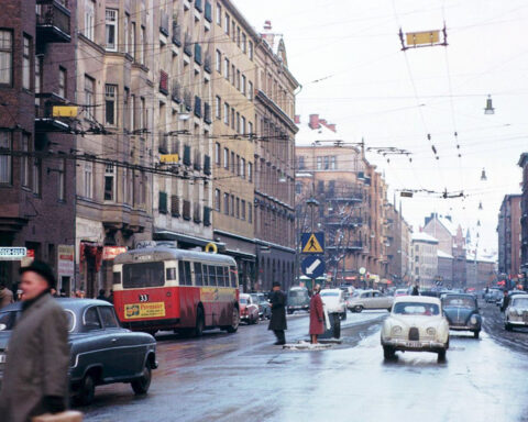 Folkungagatan. ESSÄ. Else-Britt Kjellqvist har skrivit en personligt hållen essä om Folkungagatan i Stockholm. Den berör Östra Söder från förr i tiden fram till nutid.