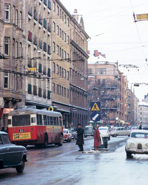 Folkungagatan. ESSÄ. Else-Britt Kjellqvist har skrivit en personligt hållen essä om Folkungagatan i Stockholm. Den berör Östra Söder från förr i tiden fram till nutid.
