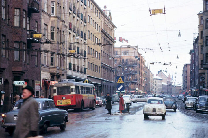 Folkungagatan. ESSÄ. Else-Britt Kjellqvist har skrivit en personligt hållen essä om Folkungagatan i Stockholm. Den berör Östra Söder från förr i tiden fram till nutid.