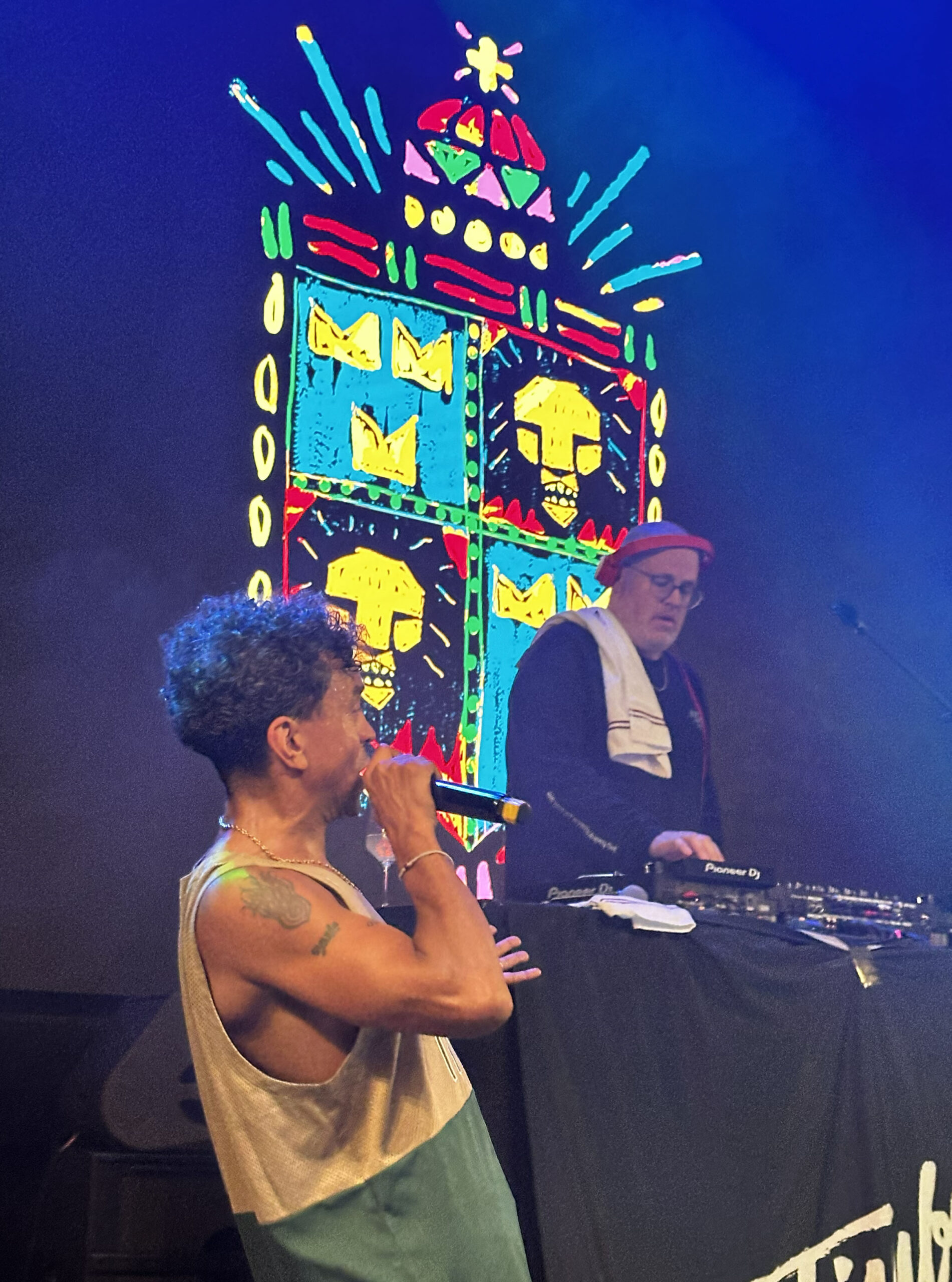 Timbuktu genomför under våren en rad konserter och har nyligen släppt en ny låt. Lena Torquato Lidén rapporterar här om spelningen i Göteborg.https://www.opulens.se/musik/timbuktu-bjuder-pa-hits-och-beror-pa-djupet/