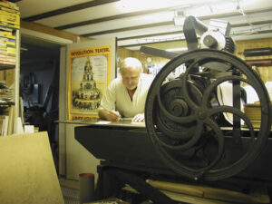 ULF EKLUND. Under den pågående Konstrundan i Nordvästra Skåne är Ulf Eklund en av de deltagande konstnärerna. Jesper Nordström fascineras av ett konstnärskap som kombinerar en kärv blick med värme.