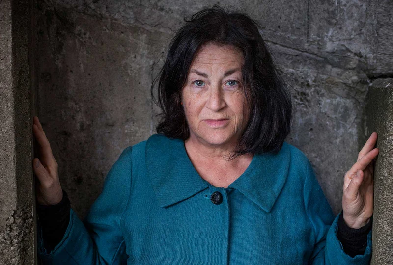 Ann Jäderlund. (Foto: Thron Ullberg) LYRIK. Lis Lovén har läst Ann Jäderlunds nya diktsamling ”Solen syns och solen svävar” och förundras inför dikter där naturen framträder i sin egen rätt.