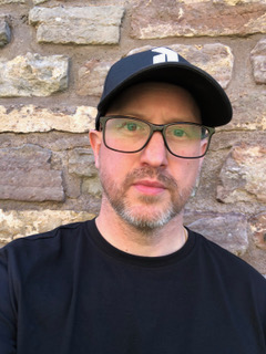 PROSA. I veckans upplaga av Littestraden presenterar vi en novell av Dennis Andersson. Det rör sig om en rå skildring av vardagen på ett industrigolv.