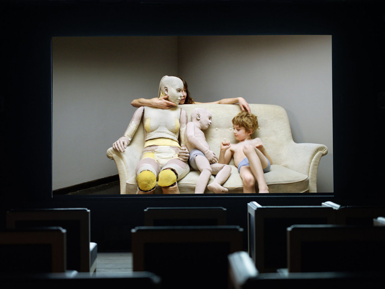 Familj. Anna Odell, Makten och barnet, 2025. (stillbild av videoverk)
