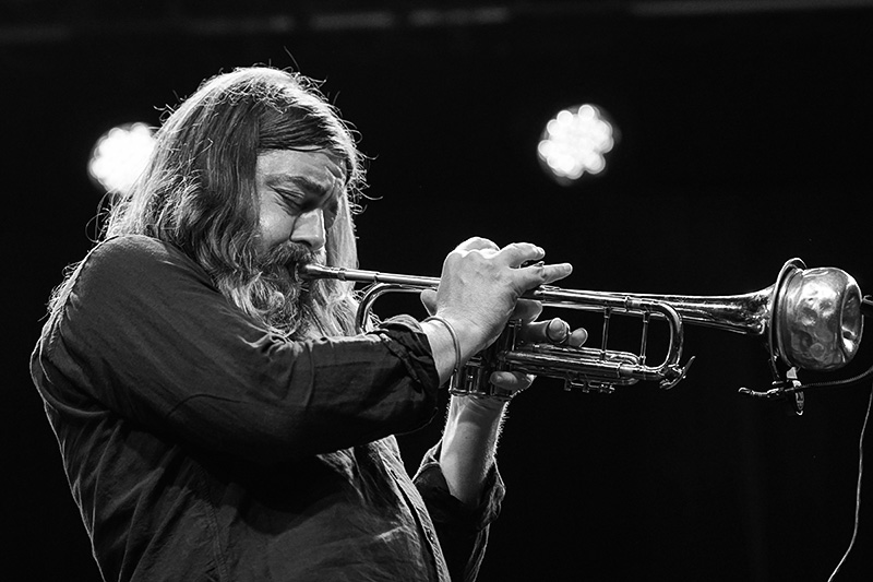 LIVEMUSIK. Kangas klanger beger sig till Slaktkyrkan och upplever syntpionjärer och japanska volymfreaks. Endagsfestivalen Echo Three Fest avlöser Vråljazz där Grammisvinnanade nutidsjazz just ställt skåpet.
