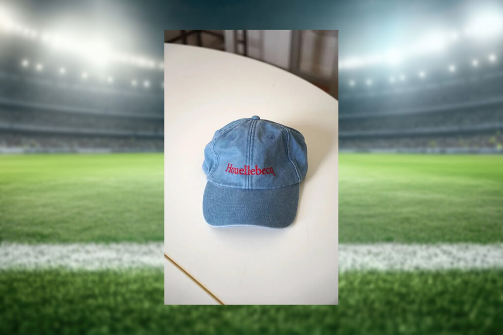 FOTBOLLS-VM. Sent i kväll ställs Sveriges herrlandslag mot Frankrike i fotbolls-VM. När Sebastian Saar får reda på att Sveriges målvakt Jacob Widell Zetterström bär en Houellebecq-keps startar ett flöde av tankar