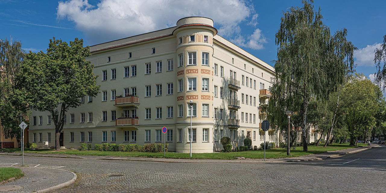 Eisenhüttenstadt – socialistisk mönsterstadARKITEKTUR.I Veckans DDR berättar Jesper Nordström om Eisenhüttenstadt. Grundad som en planekonomisk mönsterstad på 1950-talet. Numera drabbad av avfolkning. 