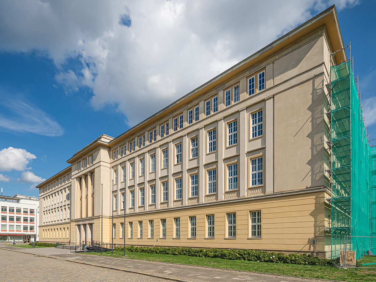 Eisenhüttenstadt – socialistisk mönsterstadARKITEKTUR.I Veckans DDR berättar Jesper Nordström om Eisenhüttenstadt. Grundad som en planekonomisk mönsterstad på 1950-talet. Numera drabbad av avfolkning. 