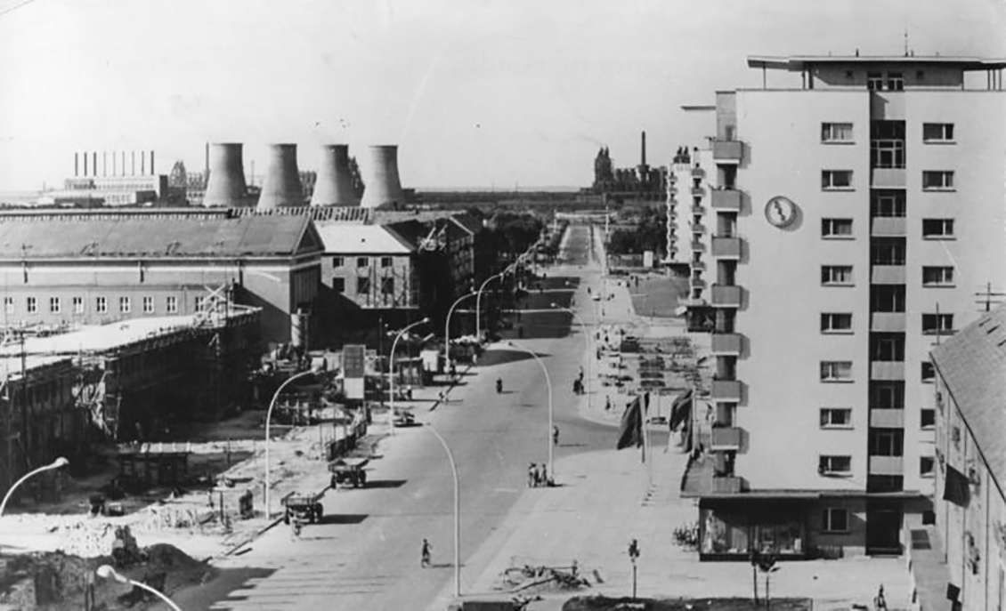 Eisenhüttenstadt – socialistisk mönsterstadARKITEKTUR.I Veckans DDR berättar Jesper Nordström om Eisenhüttenstadt. Grundad som en planekonomisk mönsterstad på 1950-talet. Numera drabbad av avfolkning. 