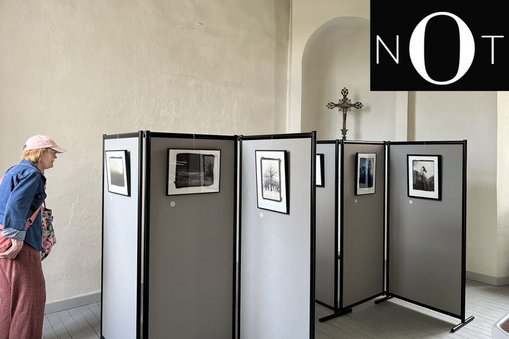 FOTOKONST. Bo Bjelvehammar har besökt Öveds kyrka och tagit del av stämningsfull fotokonst.