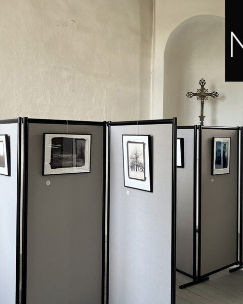 FOTOKONST. Bo Bjelvehammar har besökt Öveds kyrka och tagit del av stämningsfull fotokonst.