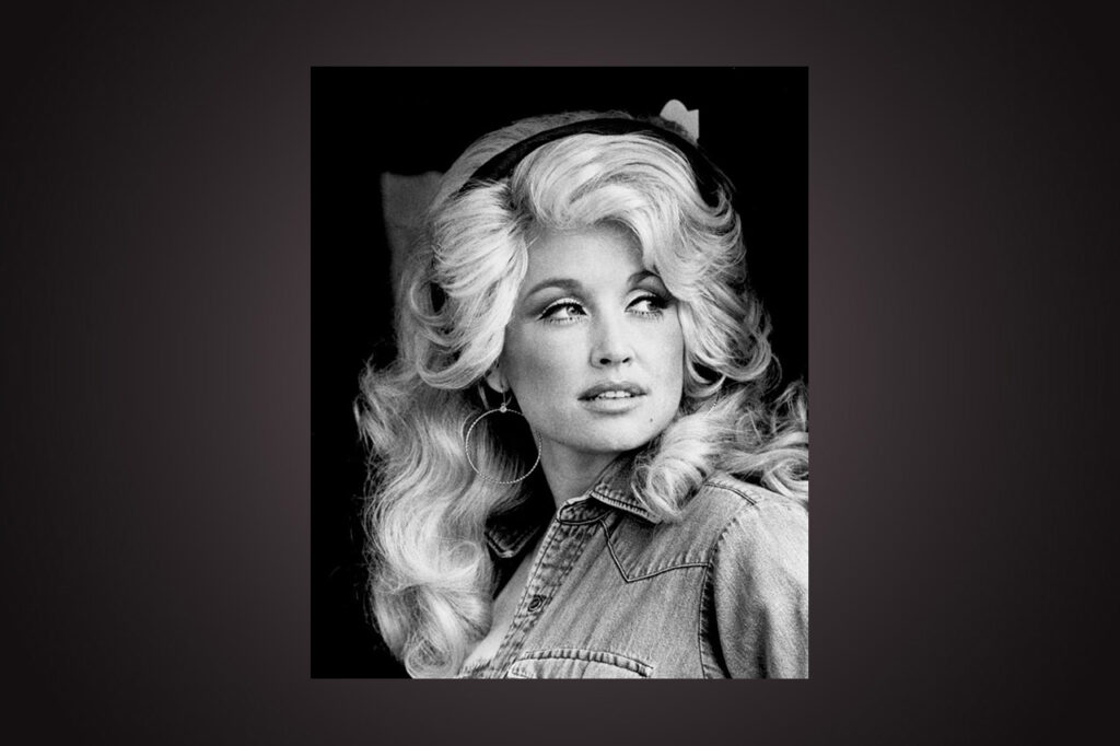DOLLY PARTON. Förra veckan meddelades det att countrystjärnan Dolly Parton avlidit i en ålder av 80 år. Lars Thulin minns en unik artist.