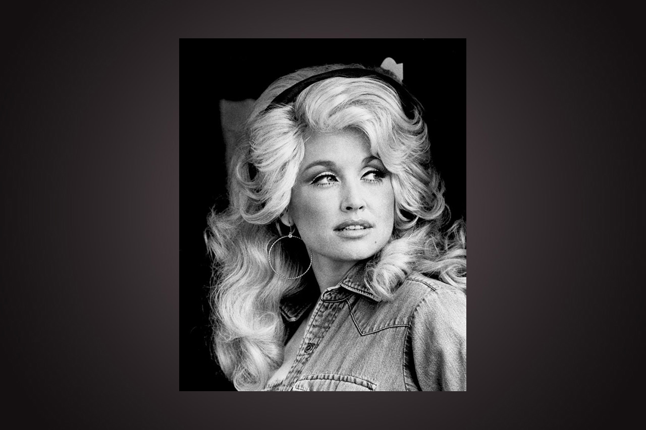 DOLLY PARTON. Förra veckan meddelades det att countrystjärnan Dolly Parton avlidit i en ålder av 80 år. Lars Thulin minns en unik artist.
