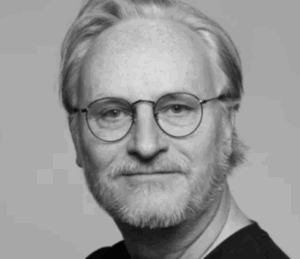 Jan Sigurd ger nya och värdefulla bidrag till förståelsen av bredden i Piratens skrivande och mångfalden infallsvinklar och bottnar.