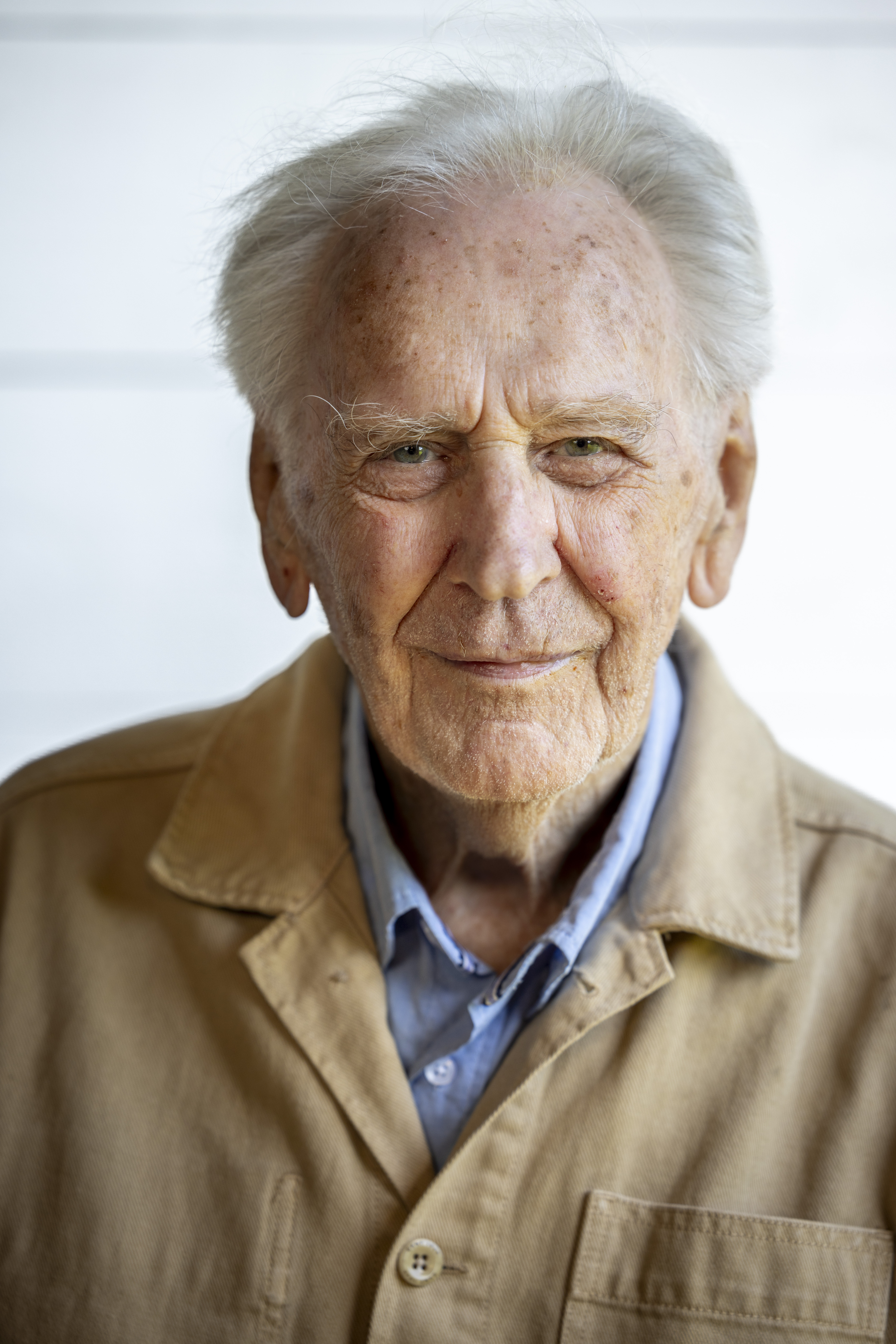 Lennart Sjögren är aktuell med diktboken ”Vi är en, vi är många”. Bo Bjelvehammar uppskattar poetens förtätade språkliga mognad och bildspråk präglat av skönhet.