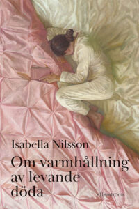 Isabella Nilsson är aktuell med prosaboken ”Om varmhållning av levande döda”. Lis Lovén har läst den och uppskattar den charmerande stilen och det putsade språket.