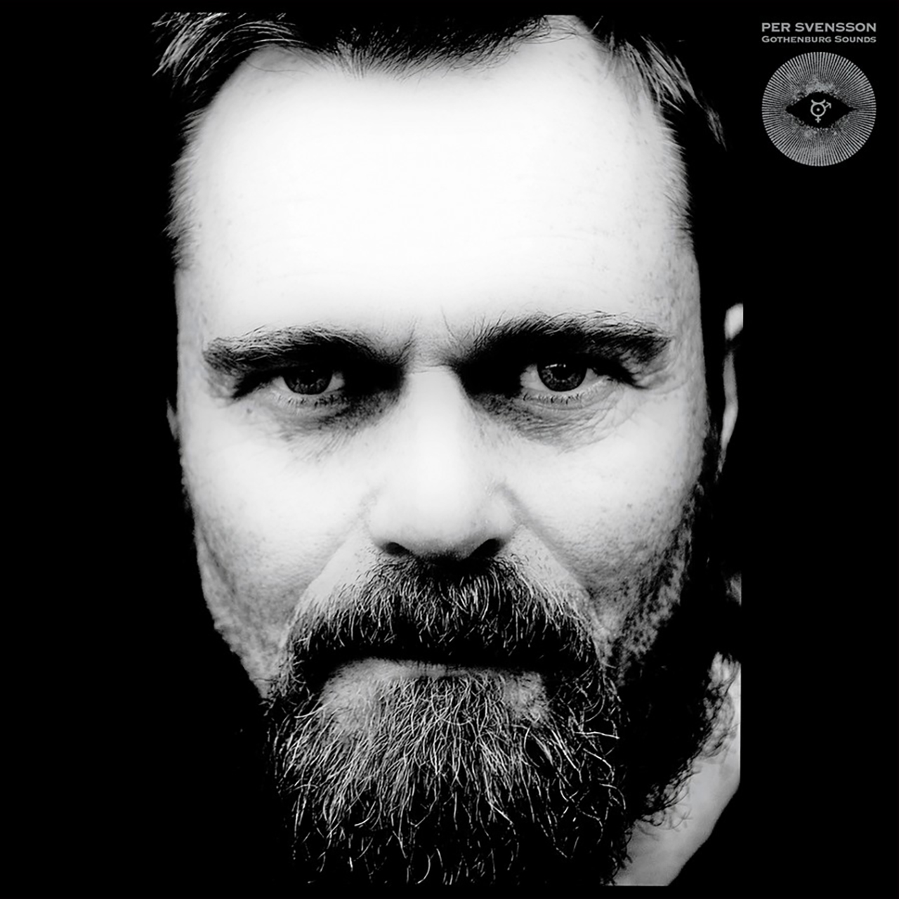 Kangas klanger. Way Out West-tider stundar bland Slottsskogens träd, gräs och stenar. Då nystar Kangas klanger upp en myllrande tråd med Freddie Wadling, Ebbot Lundberg, Twice A Man och fjuniga tonårspunkare — där Per Svensson blir den röda tråden.